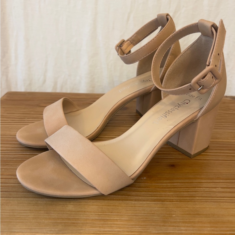 Cityclassified chunky hill sandal size 8
